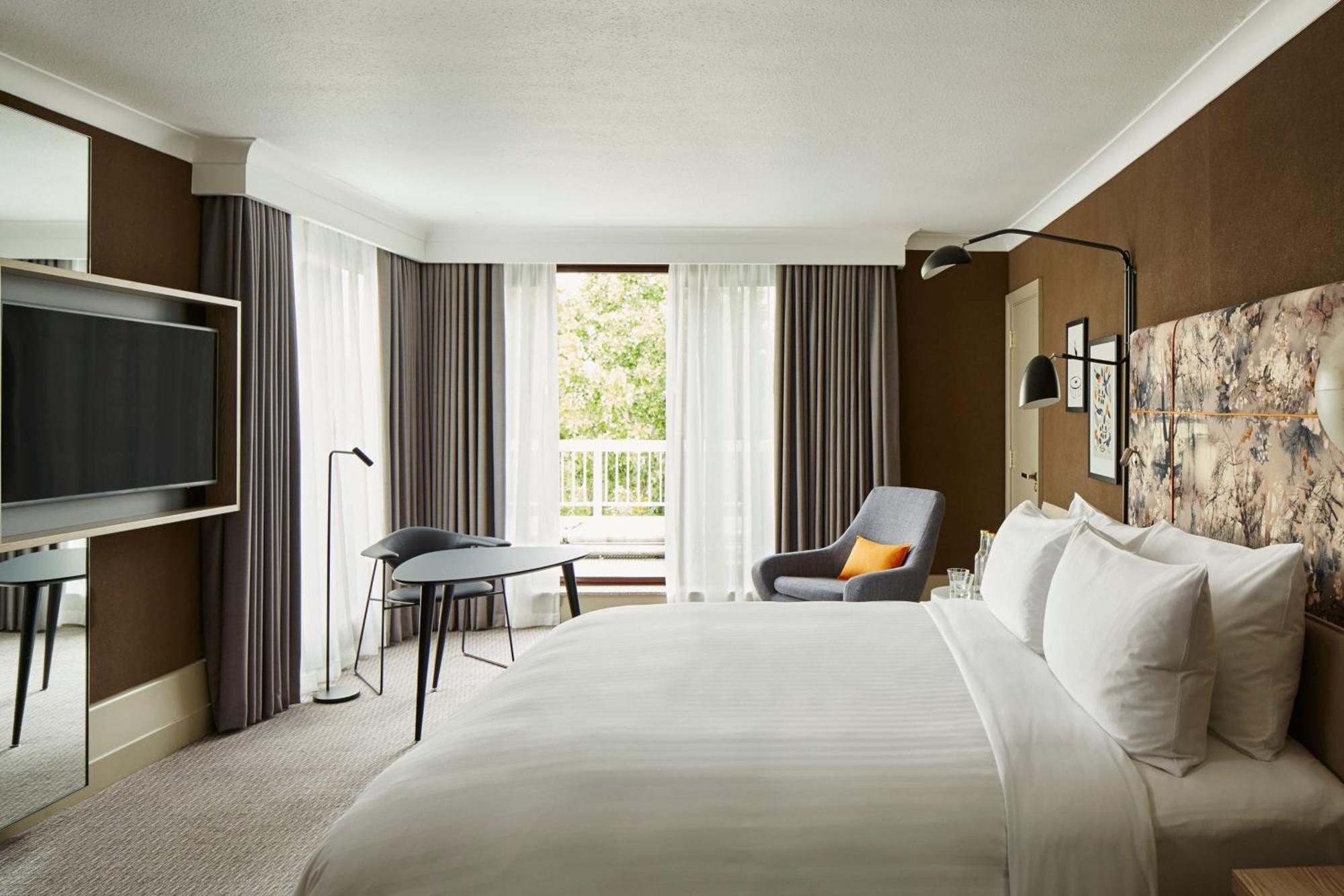 Junior Suite M Club Lounge Access