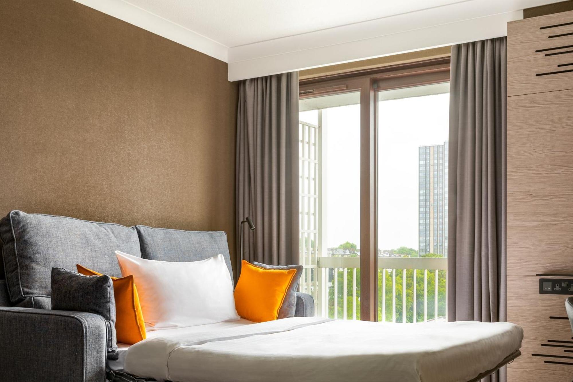 Junior Suite M Club Lounge Access